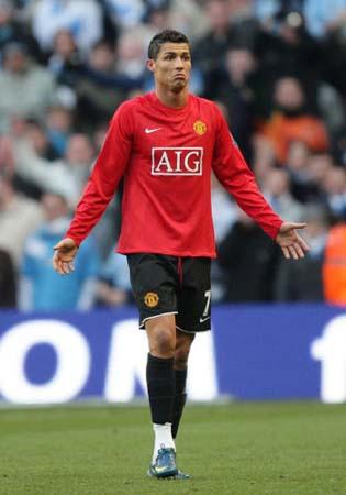 佐拉：当年有幸和马拉多纳一起练习任意球，让我能力明显提升