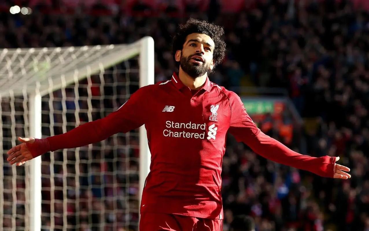 手腕骨折+肩部受伤，巴黎主席纳赛尔缠着绷带赴客场督战欧冠（手腕骨折肩伤在身，巴黎主席纳赛尔缠绷带客场督战欧冠）