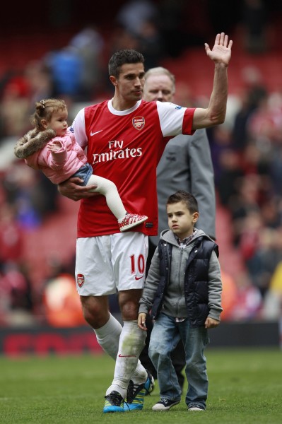 国安刚拿到足协杯冠军，就要给新帅准备三份引援大礼，值得期待（国安捧起足协杯，新帅将获三重引援厚礼，拭目以待）