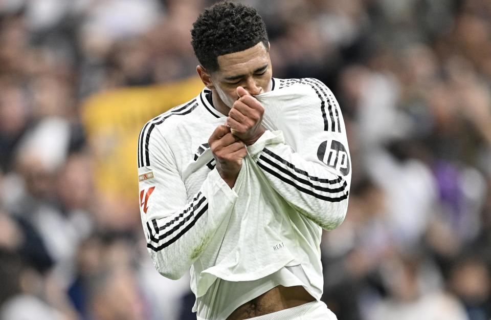 47岁苏提达率泰国队入场，穿西装系领带气宇轩昂，“艳压”欧拉弄