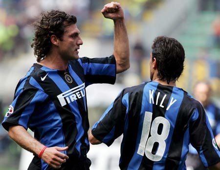 背身列队，拉普拉塔大学生参与此事的球员全体被禁赛两场