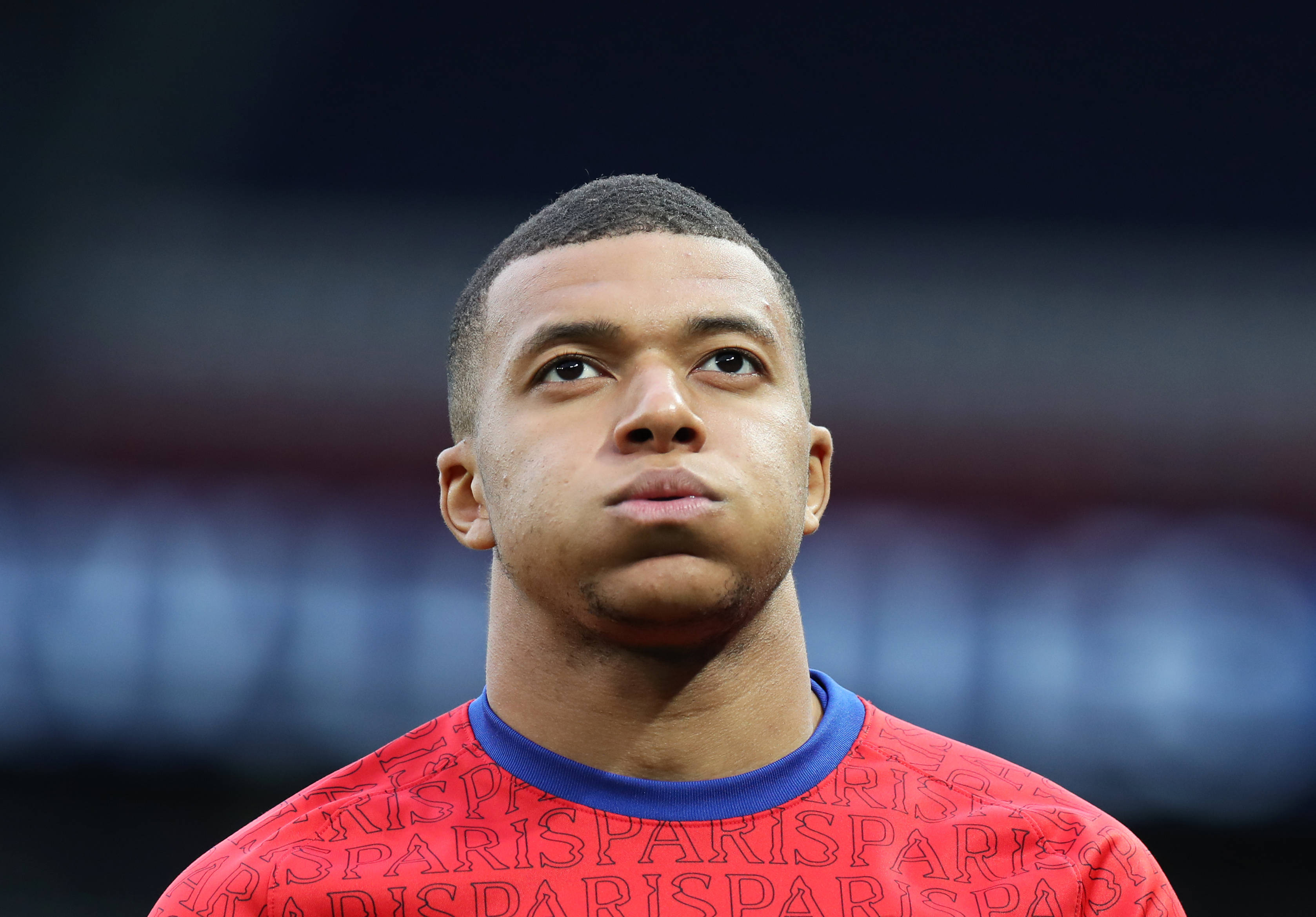 法兰克福客胜后球迷区突发火情，还有球迷从高处坠落后被送医