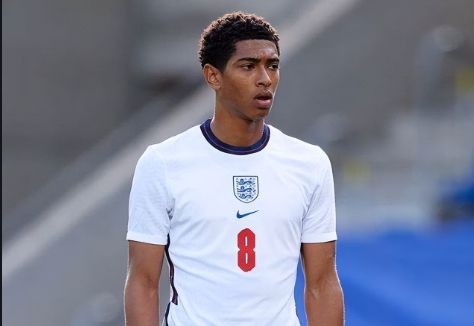 太阳报：萨卡求婚成功，相恋五年女友收超大钻戒（太阳报：萨卡成功求婚，交往五年女友获赠巨型钻戒）