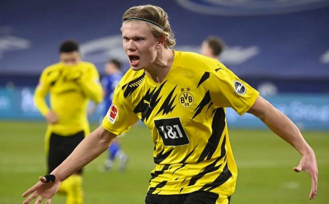 右脚踝囊受伤的基米希随德国队抵达卢森堡，走路仍有不便