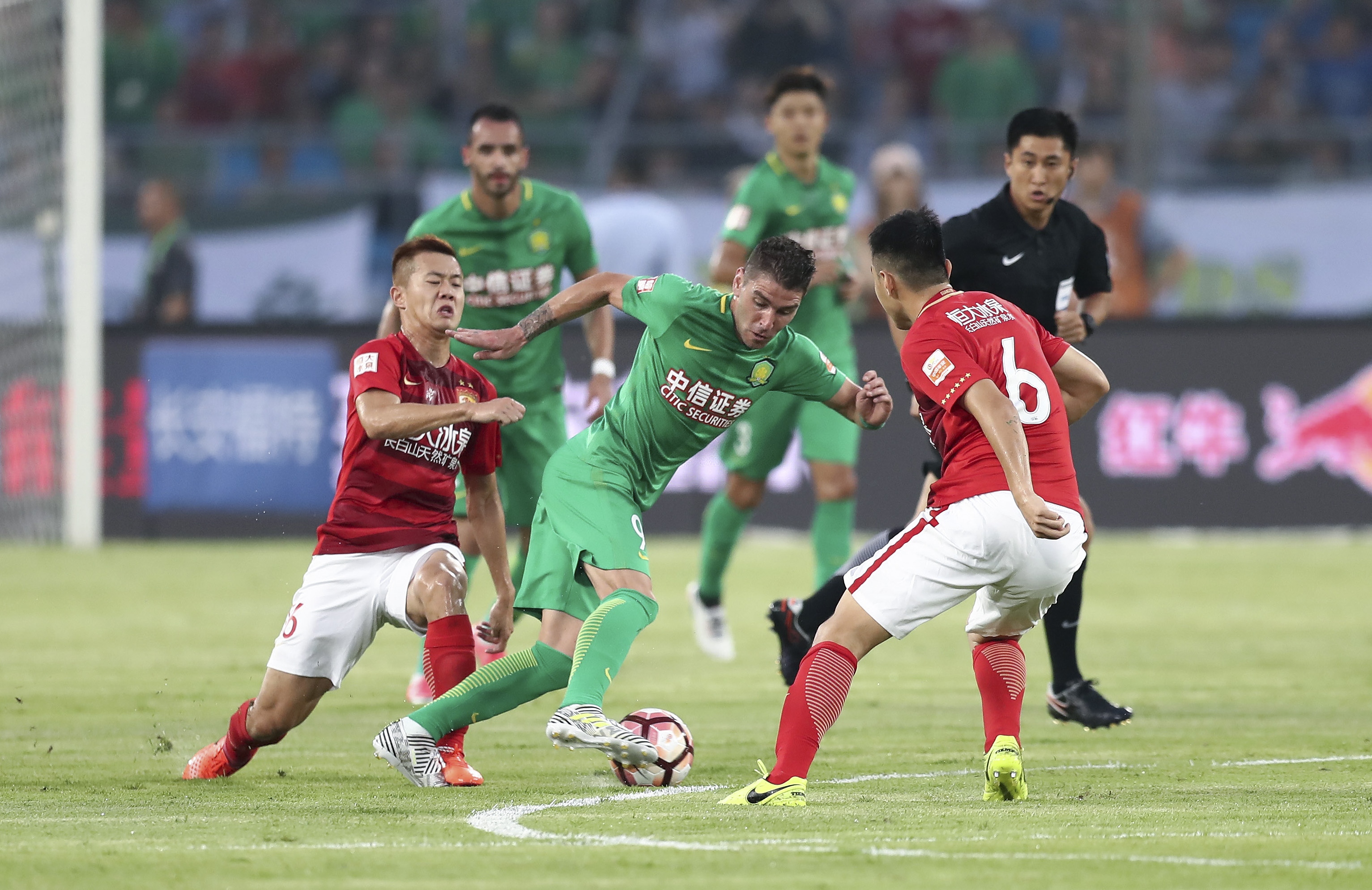 巴塞罗那与皇家贝蒂斯的西甲对决：谁将笑到最后？